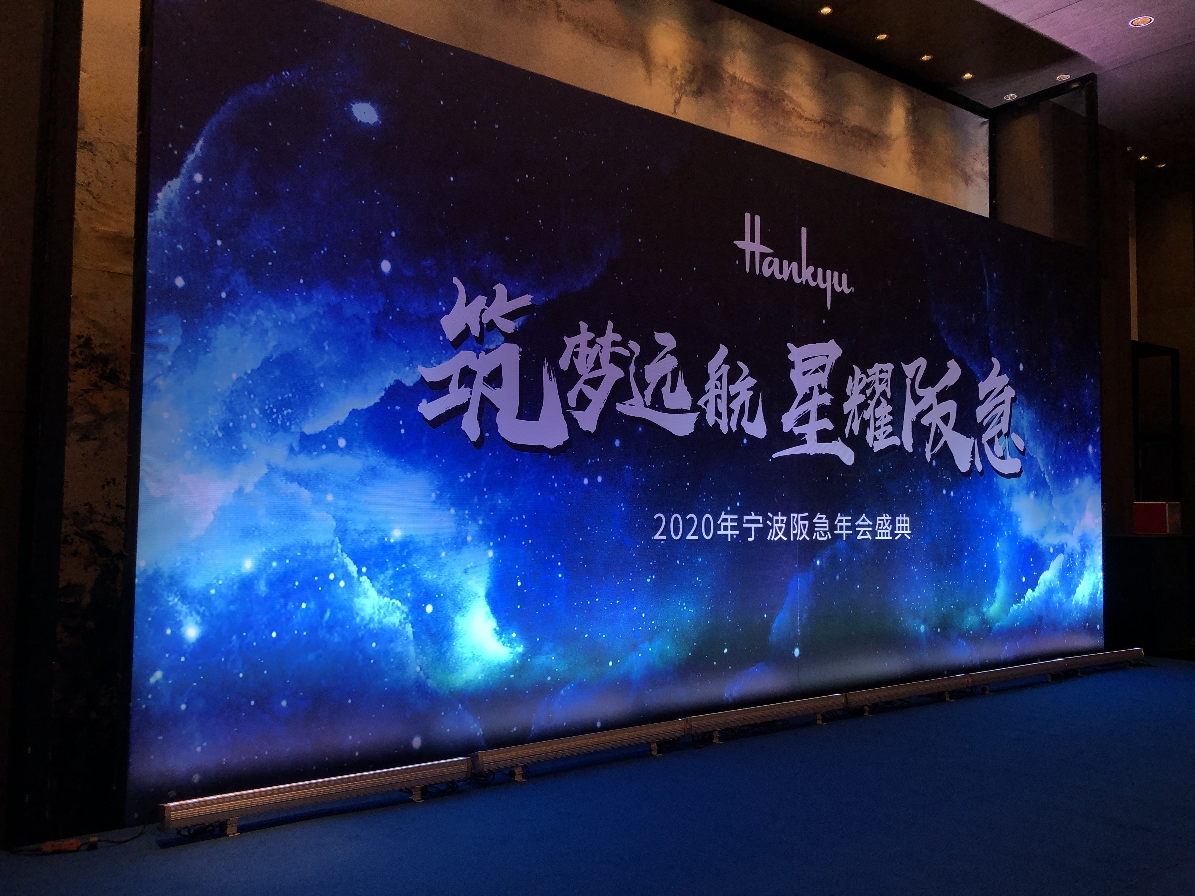 侧面视角复核背景结构、边缘和照明表现
