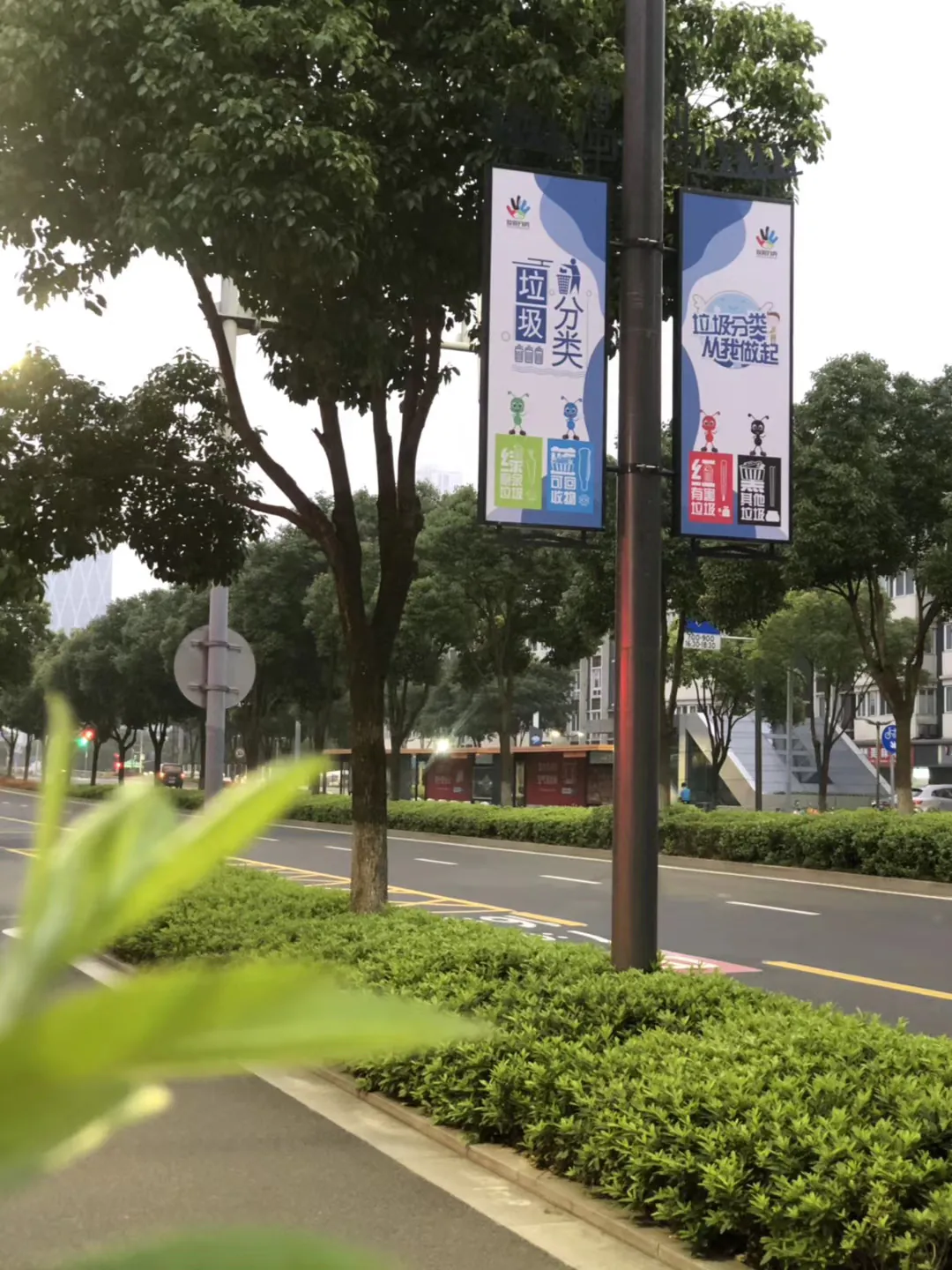 蓝色垃圾分类主题道旗安装效果