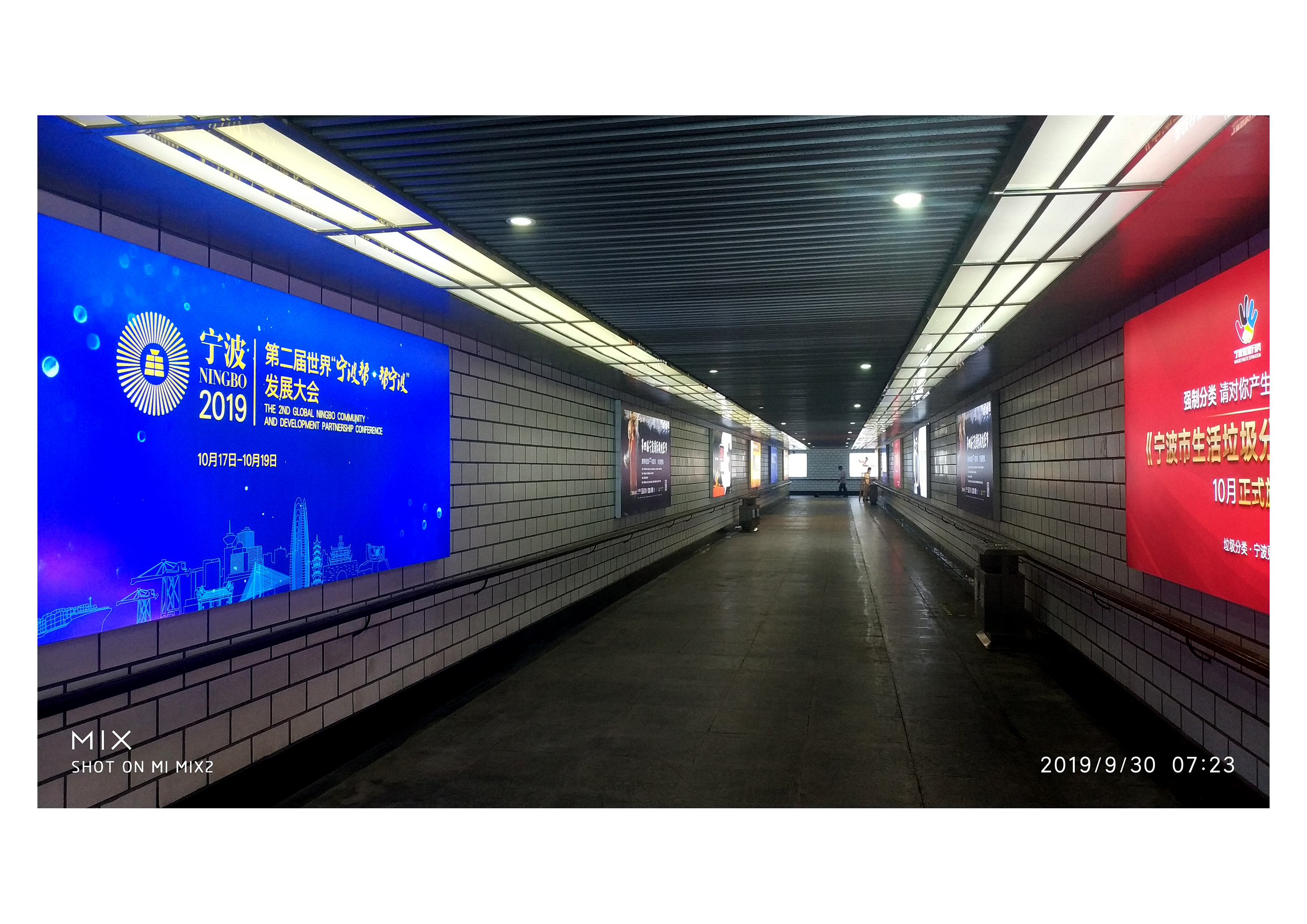 连续灯箱点位形成统一的主题展示